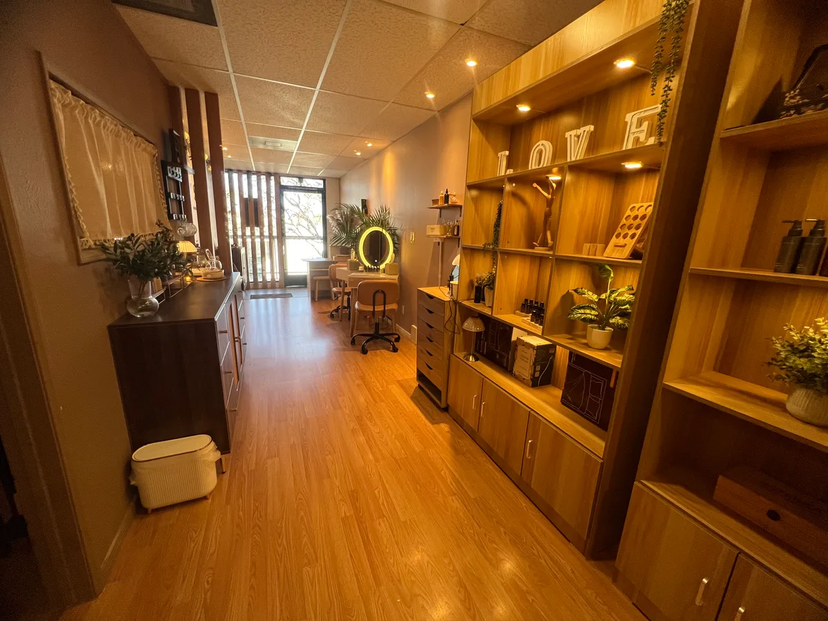 Fully Furnished Beauty Space Available in Torrence, 65 sqm, pop up store in Carson, second interior view