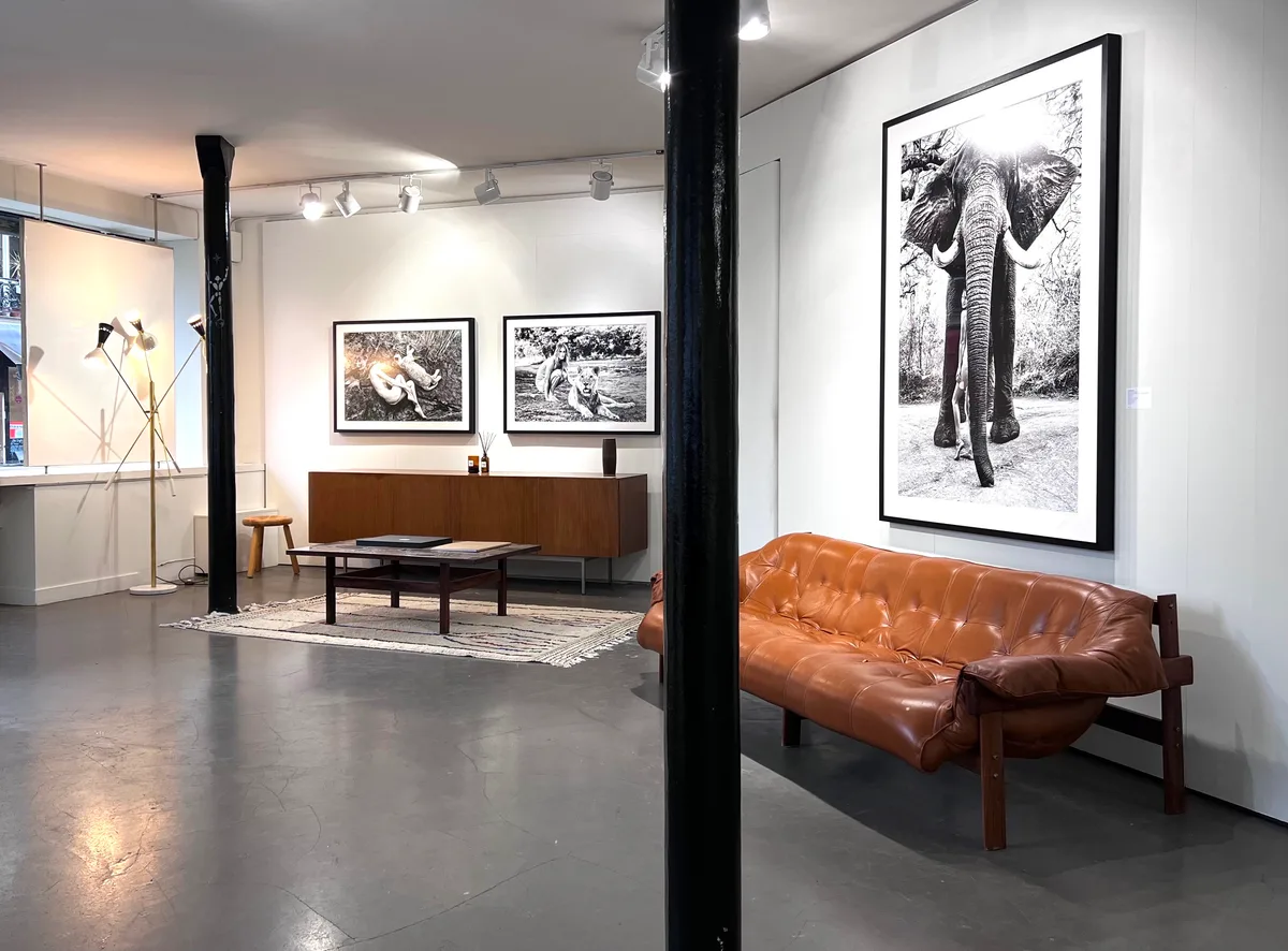 Galerie d'art lumineuse dans le Triangle d'Or, 120 sqm, art exhibition, pop-up rental in Paris