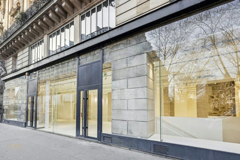 Gallery and Showroom on Rue du Louvre, Paris, 300 sqm, pop up store