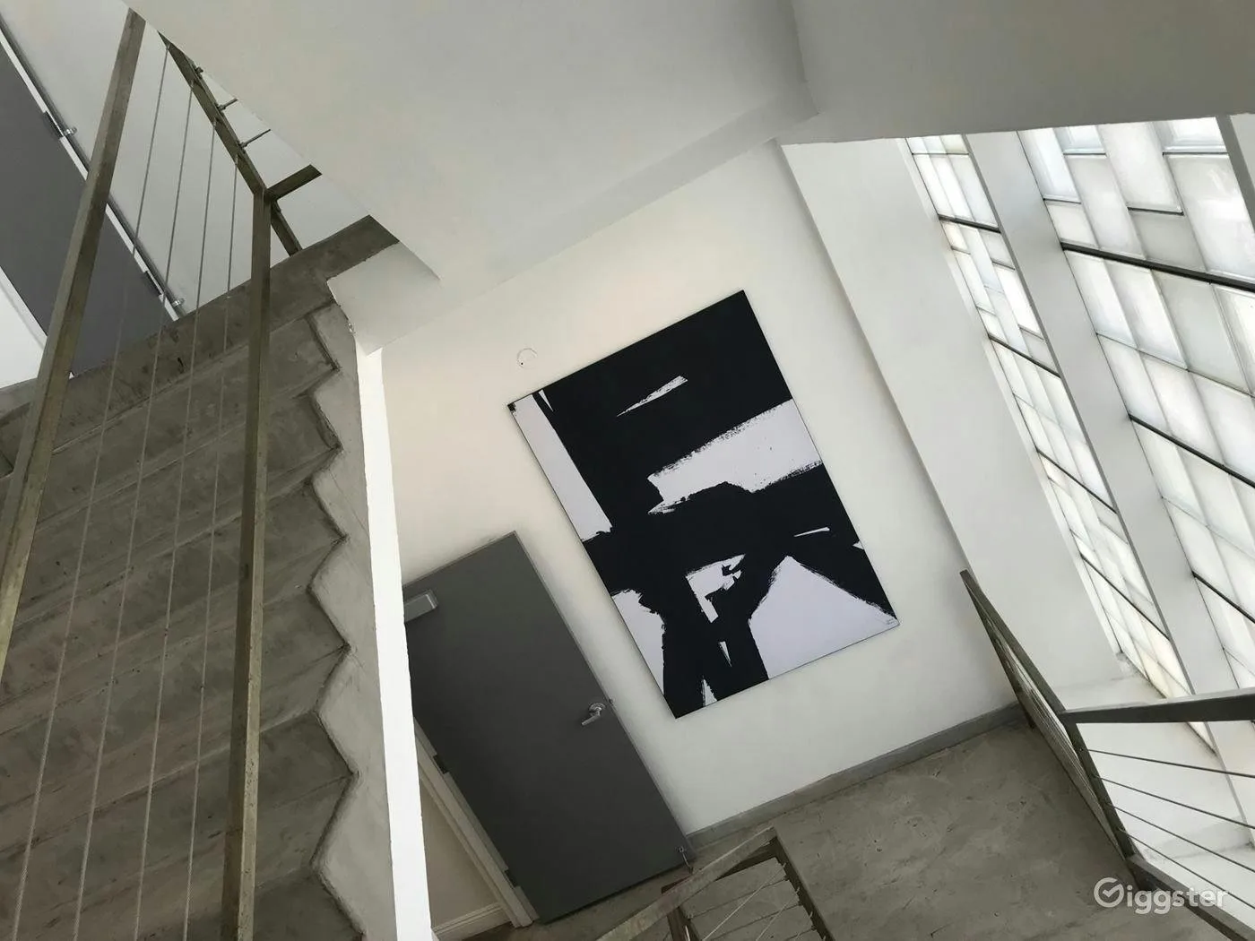 Glass-Walled Staircase for Filming and Photoshoots — 2