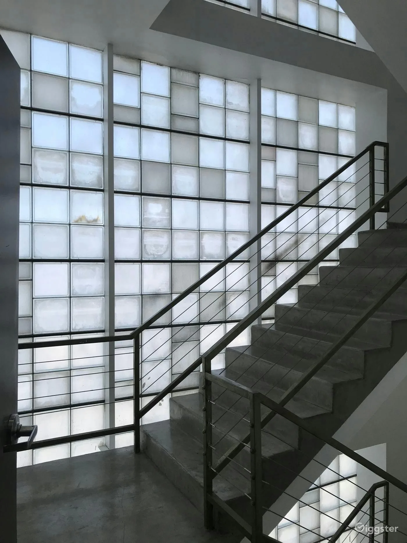Glass-Walled Staircase for Filming and Photoshoots — 3