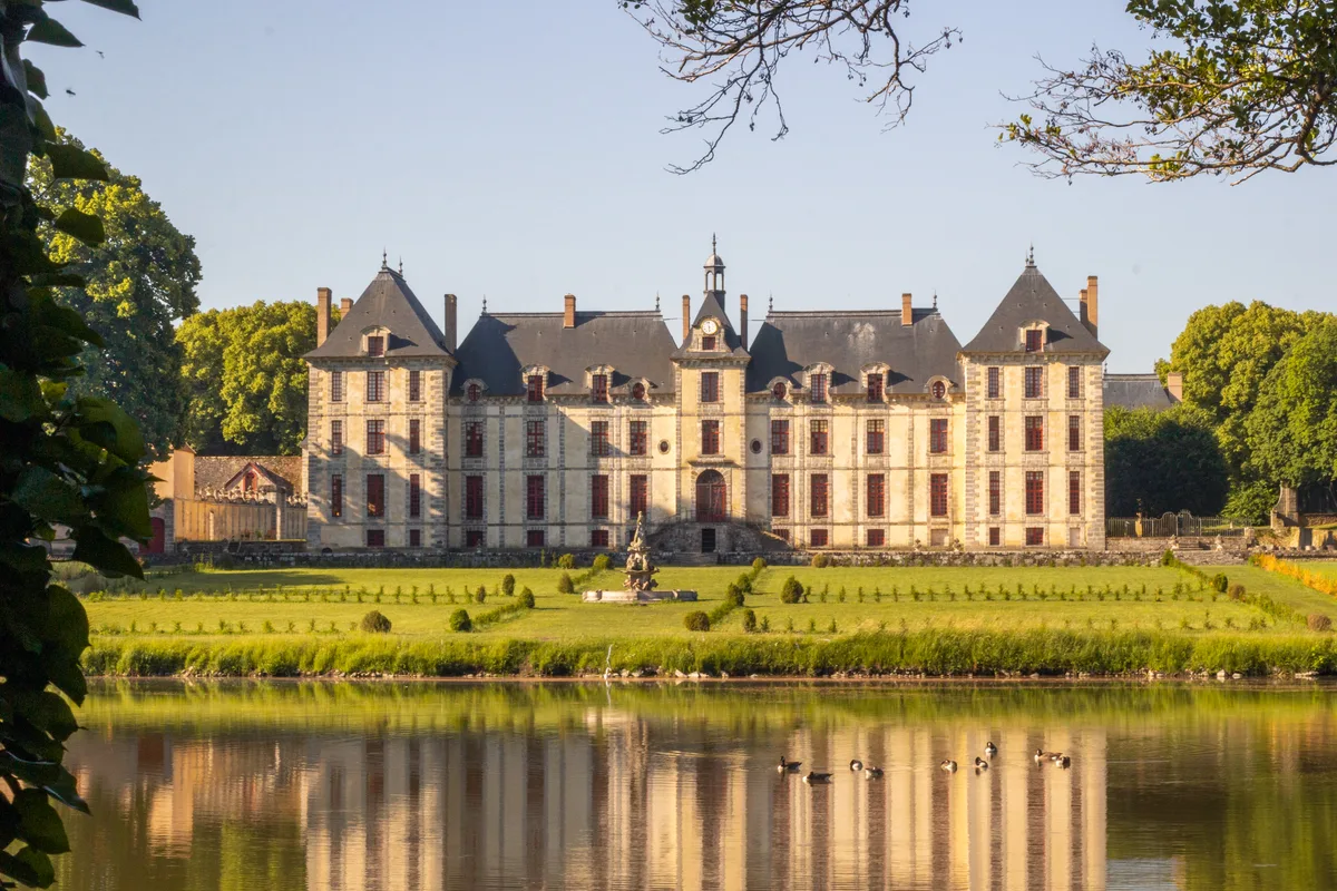 Grand Château with Extensive Grounds and Modern Conveniences, 2500 sqm, private event, pop-up rental in Bouray-sur-Juine