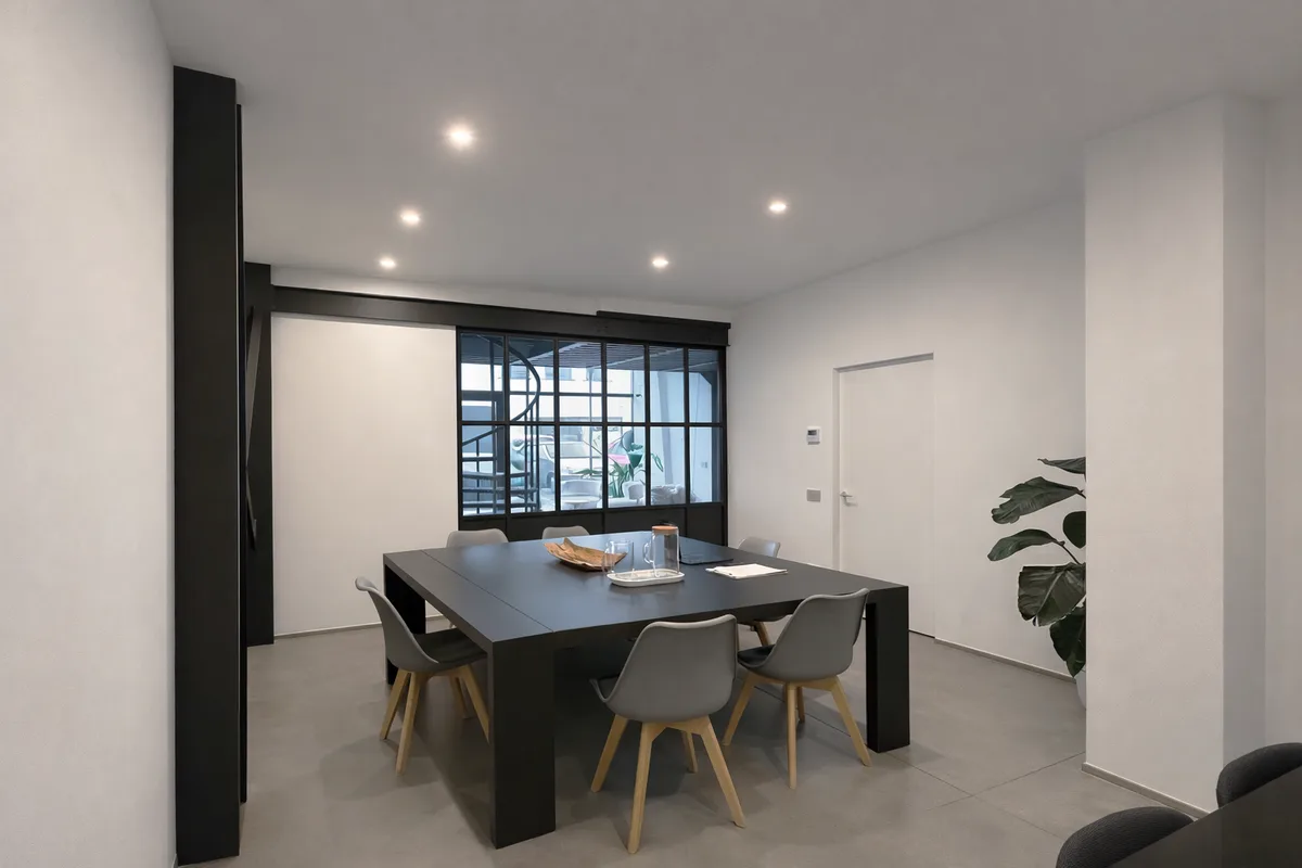 Ground-Floor Office Space for Lease in Cernusco sul Naviglio, 15 sqm, photo shoot, pop-up rental in Vimodrone