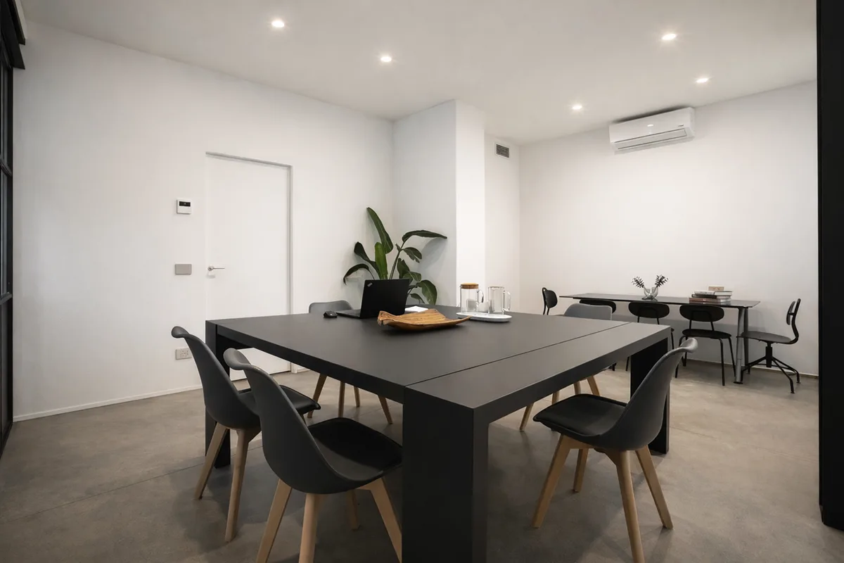 Ground-Floor Office Space for Lease in Cernusco sul Naviglio, 15 sqm, photo shoot, pop-up rental in Vimodrone, interior view