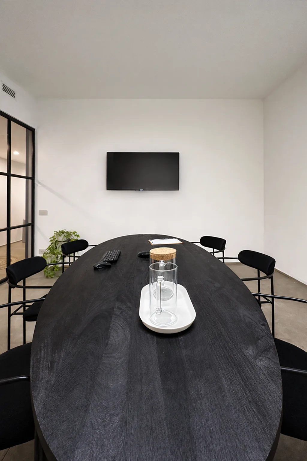 Ground-Floor Office Space for Lease in Cernusco sul Naviglio, 15 sqm, photo shoot, pop-up rental in Vimodrone, additional in…