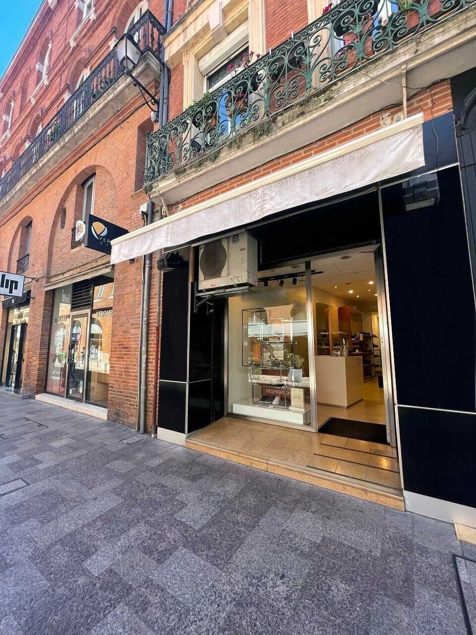 Ground Floor Retail Boutique on Rue Saint-Antoine du T