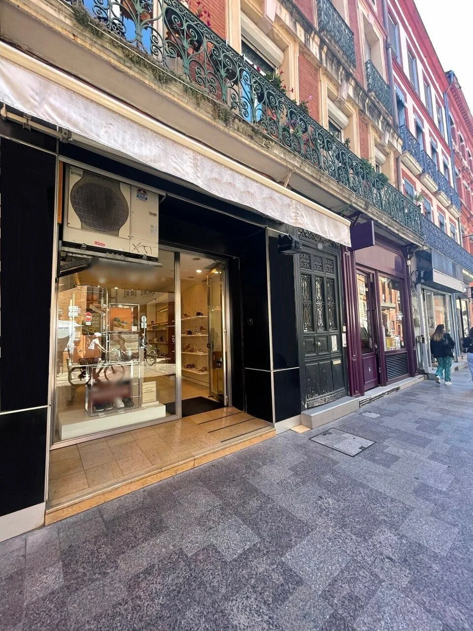 Ground Floor Retail Boutique on Rue Saint-Antoine du T — 2
