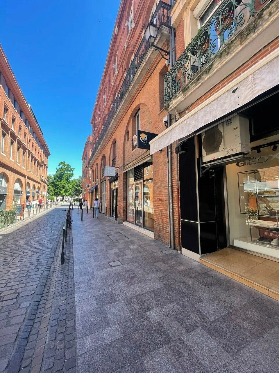 Ground Floor Retail Boutique on Rue Saint-Antoine du T — 3