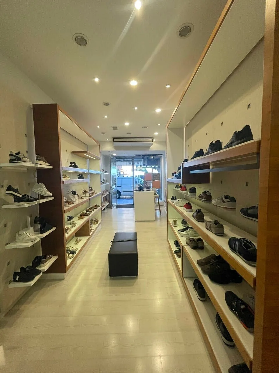 Ground Floor Retail Boutique on Rue Saint-Antoine du T — 4