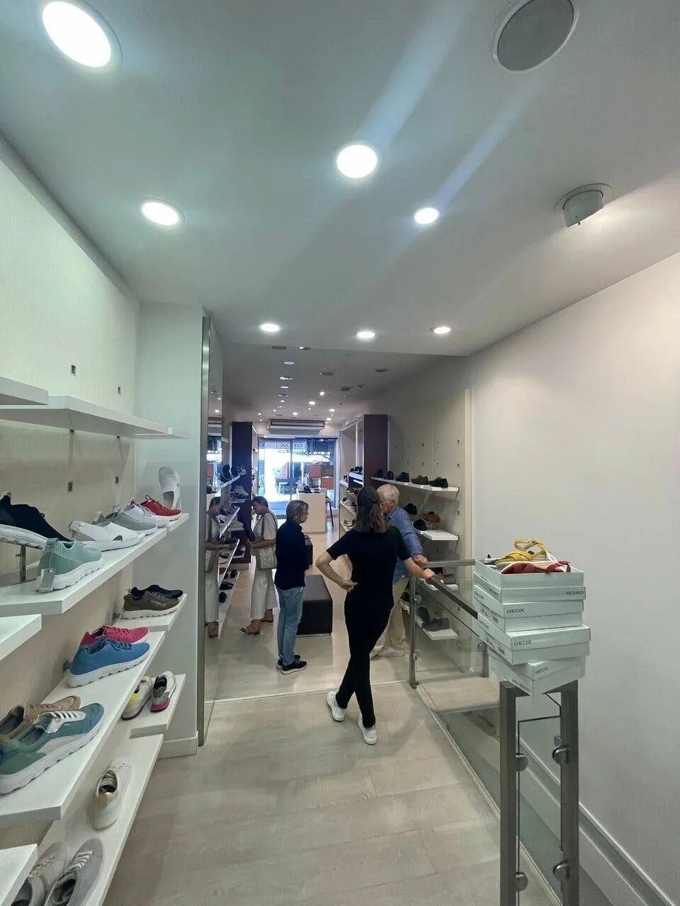 Ground Floor Retail Boutique on Rue Saint-Antoine du T — 5