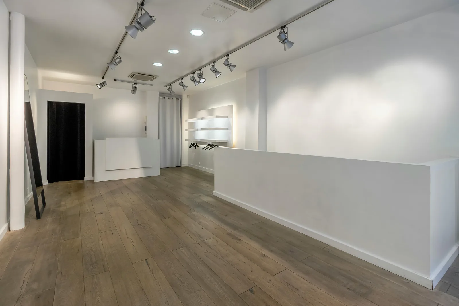 Ground-Floor Showroom and Pop-Up Store on Rue de Turenne — 4