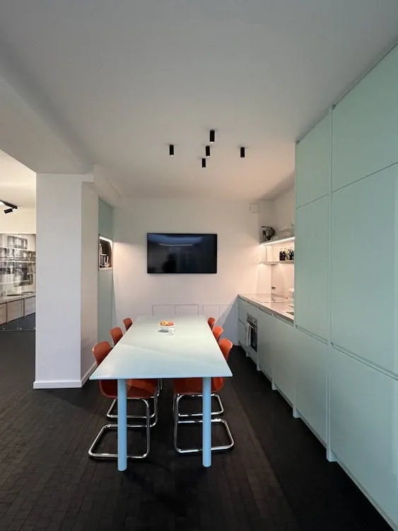 Ground-Floor Showroom on Rue du Temple, Paris — 2