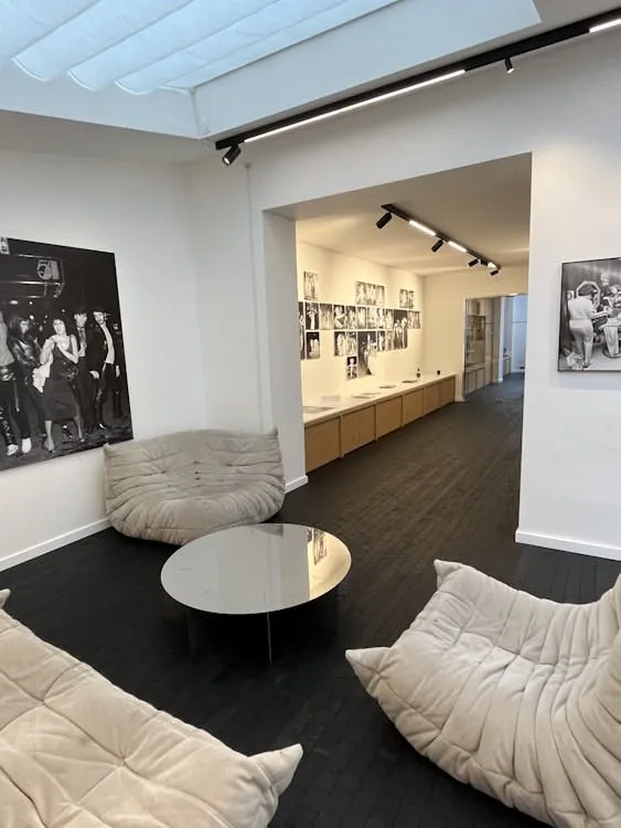 Ground-Floor Showroom on Rue du Temple, Paris — 3