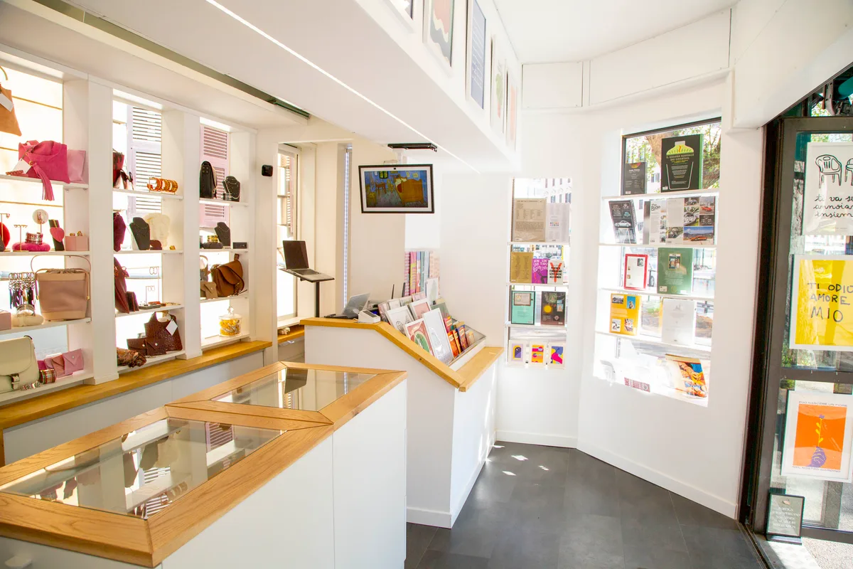 Handcrafted Kiosk on Viale Parioli, 30 sqm, pop up store in Roma