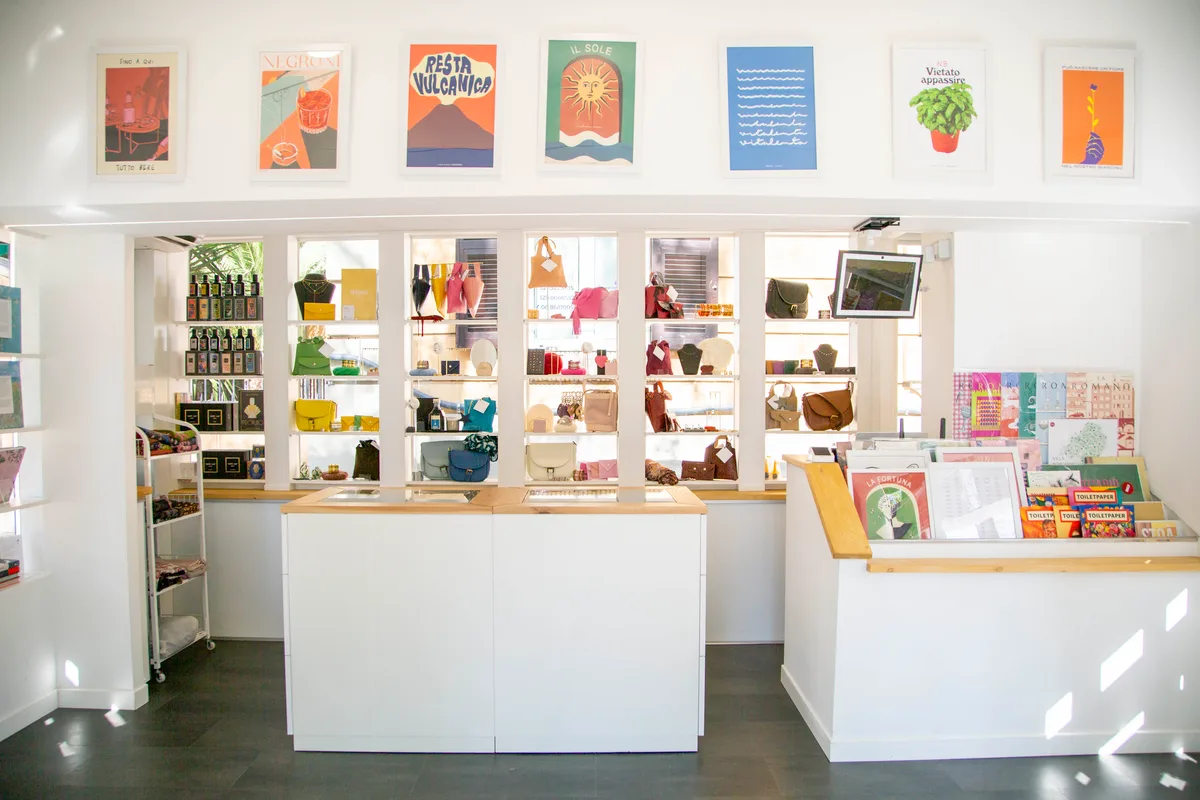 Handcrafted Kiosk on Viale Parioli, 30 sqm, pop up store in Roma, interior view