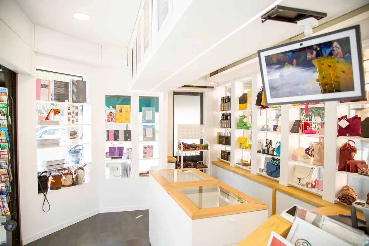 Handcrafted Kiosk on Viale Parioli, 30 sqm, pop up store in Roma, second interior view