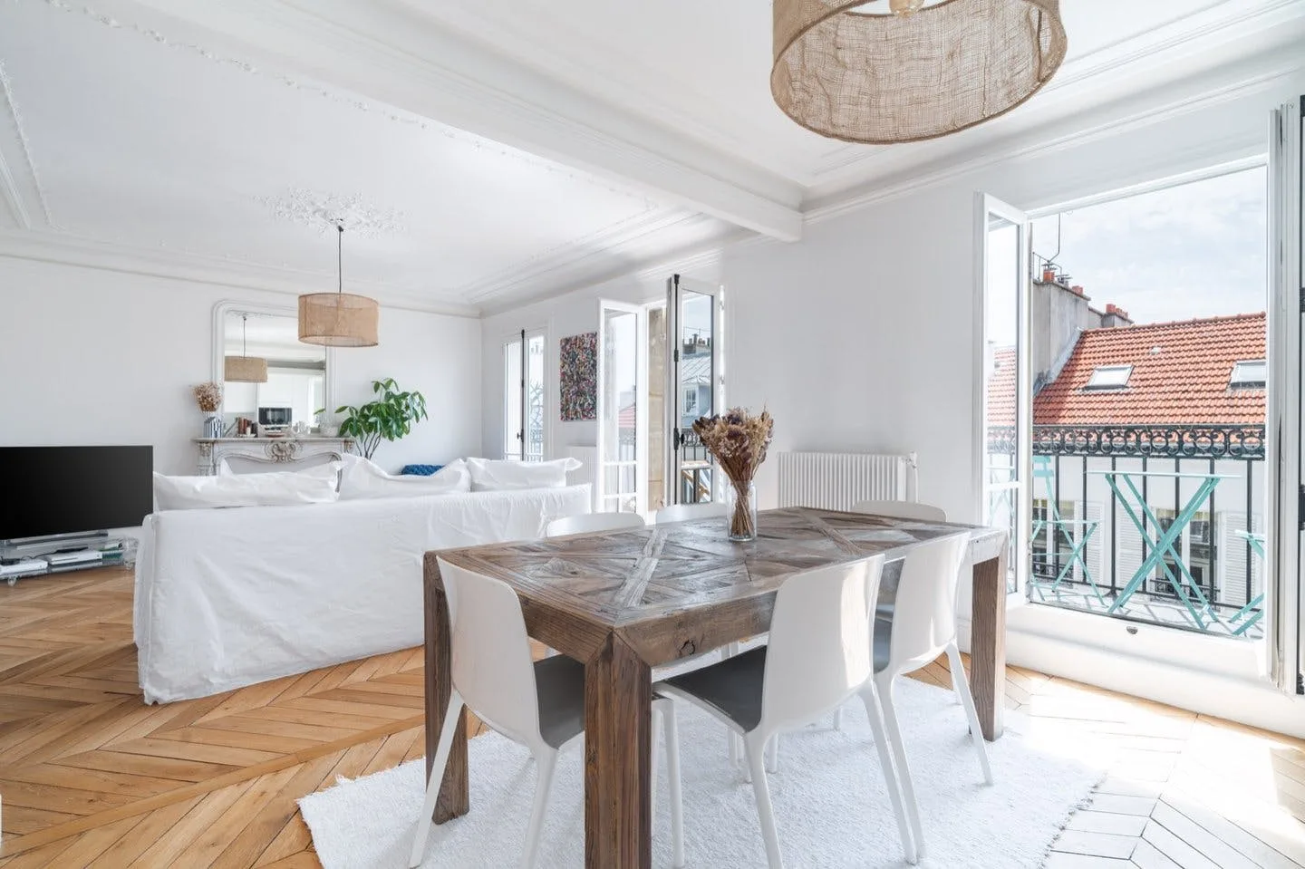 Haussmannian Apartment with Balcony in Neuilly-sur-Seine — 2