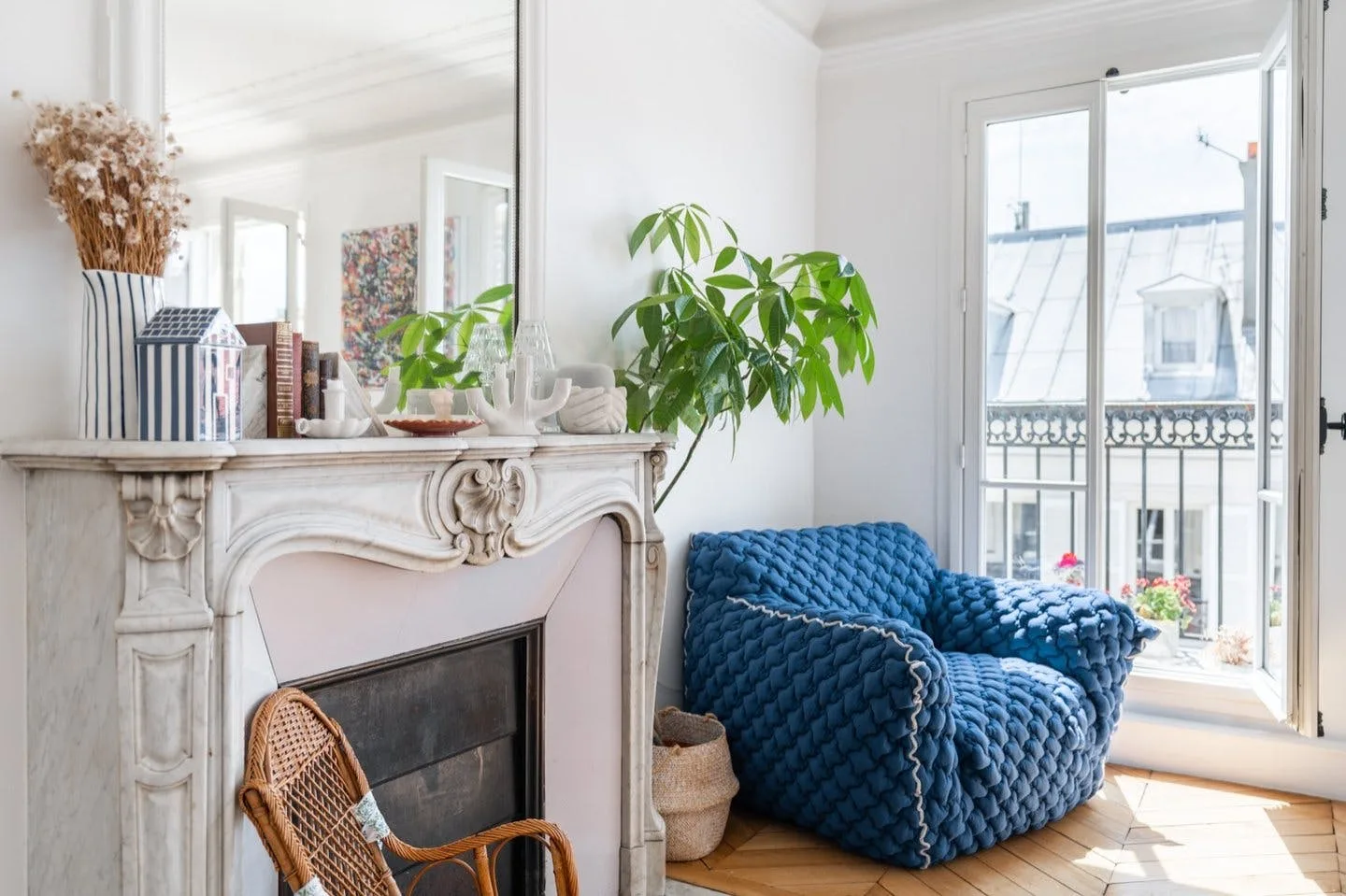 Haussmannian Apartment with Balcony in Neuilly-sur-Seine — 3