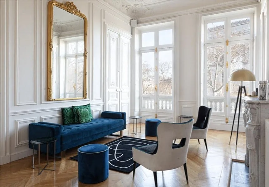 Haussmannian Showroom Near the Arc de Triomphe — 2