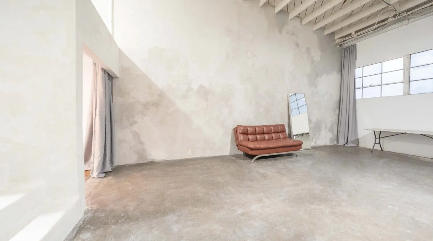 High-Ceiling Photo Studio with Cyclorama Wall in Hawthorne — 3