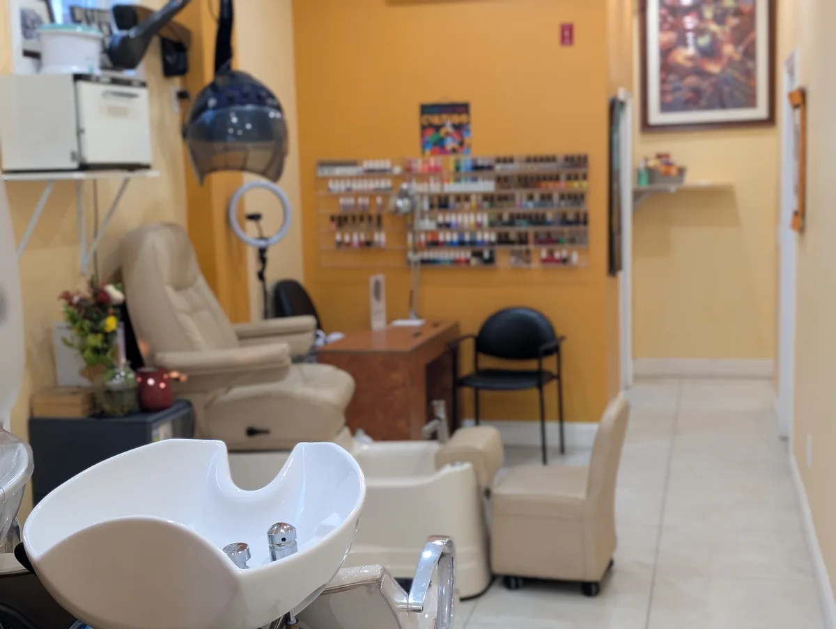 High-End Salon Space for Film and Photography, 56 sqm, photo shoot, pop-up rental in The Bronx, interior view