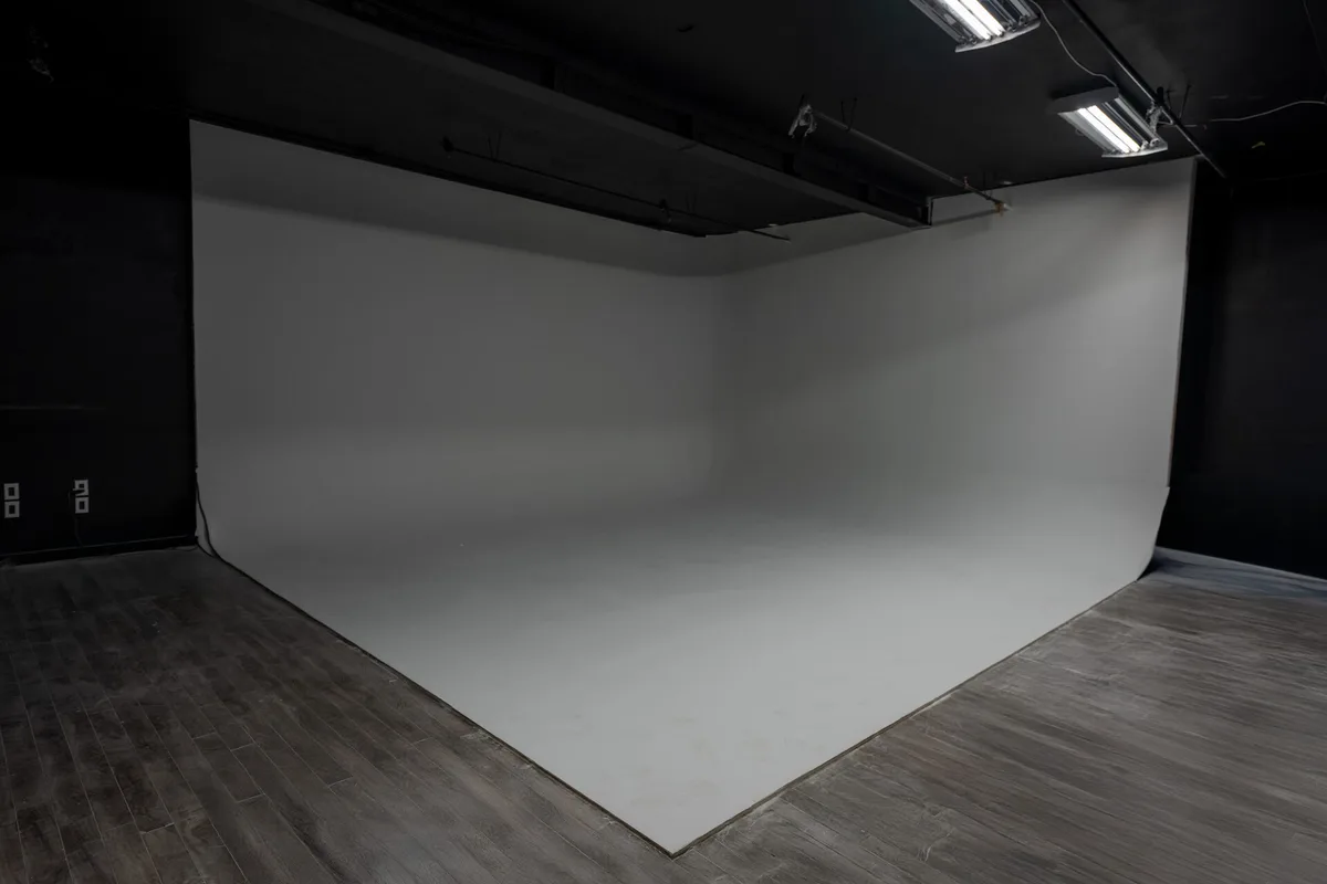 High-End Sound-Controlled Studio for Photo and Video Production, 102 sqm, photo shoot, pop-up rental in Toronto, second inte…