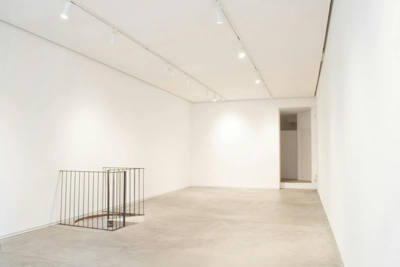 Historic 160 sqm Showroom on Rue Payenne, Paris — 2