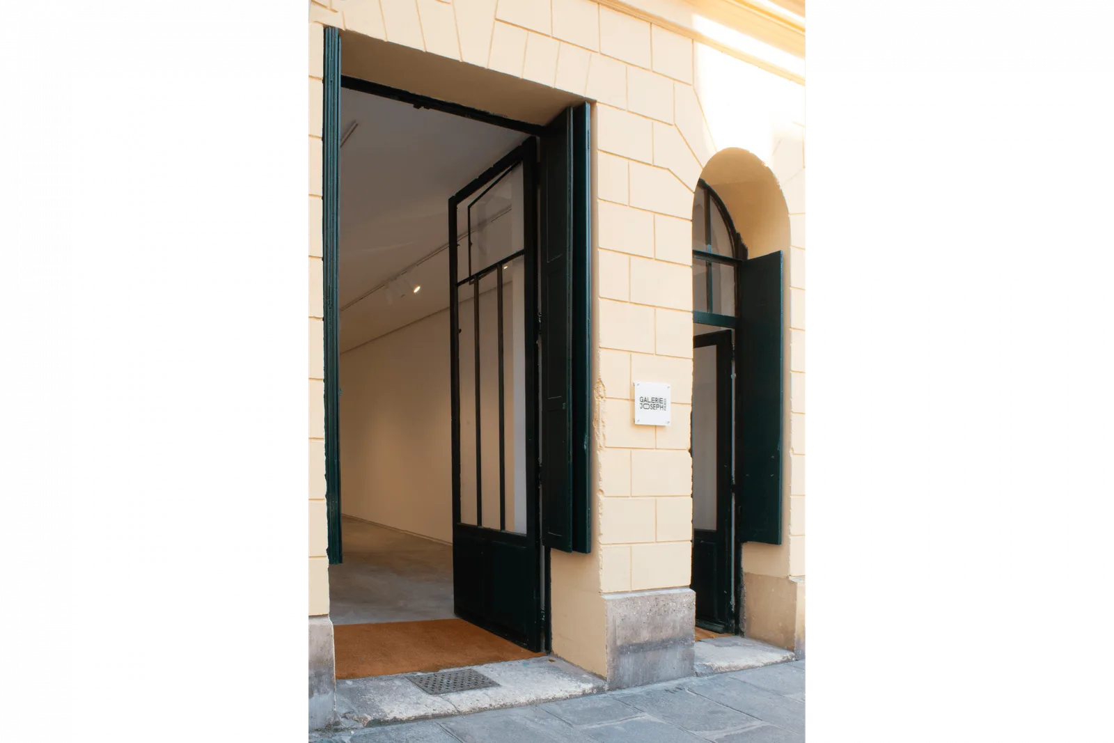 Historic 160 sqm Showroom on Rue Payenne, Paris — 3