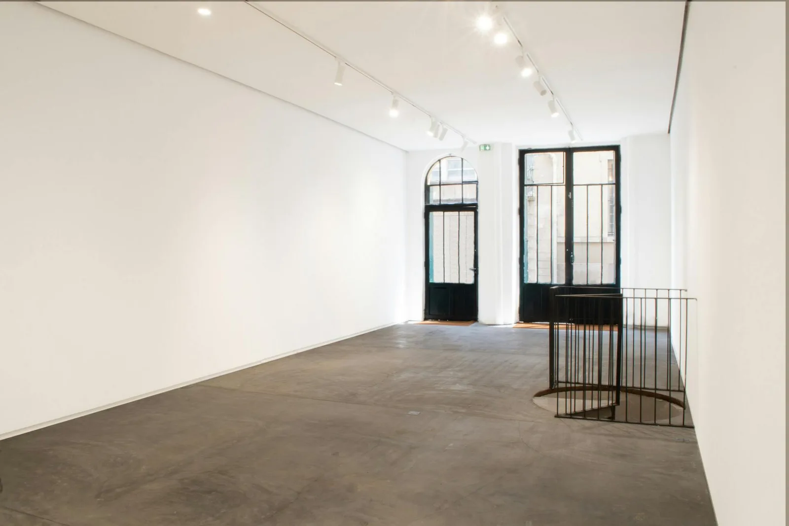 Historic 160 sqm Showroom on Rue Payenne, Paris — 4