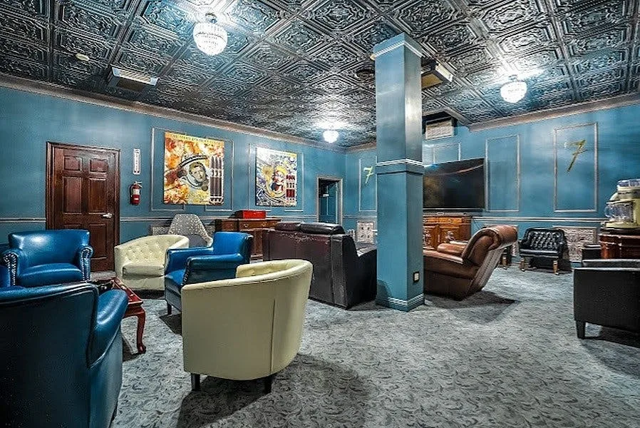 Hollywood Cigar Bar and Lounge in Los Angeles — 2
