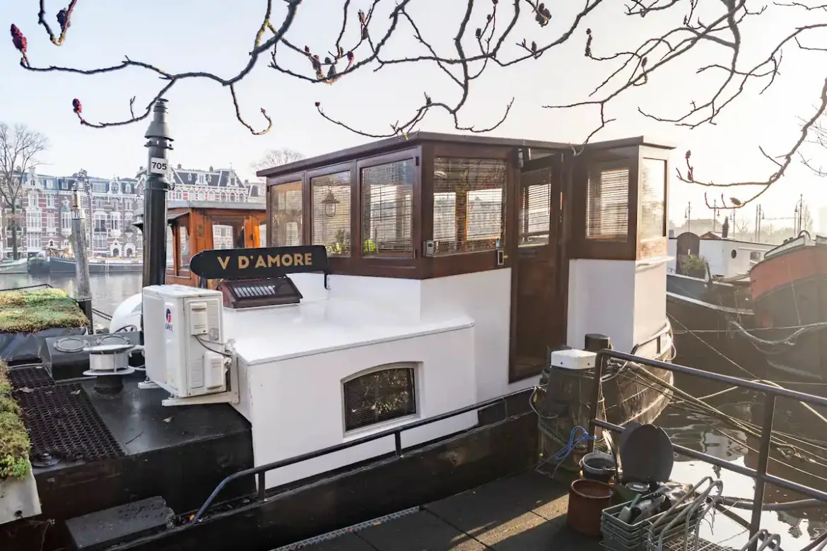 Houseboat with Terrace View of the Amstel, 90 sqm, retail activation, pop-up rental in Amsterdam