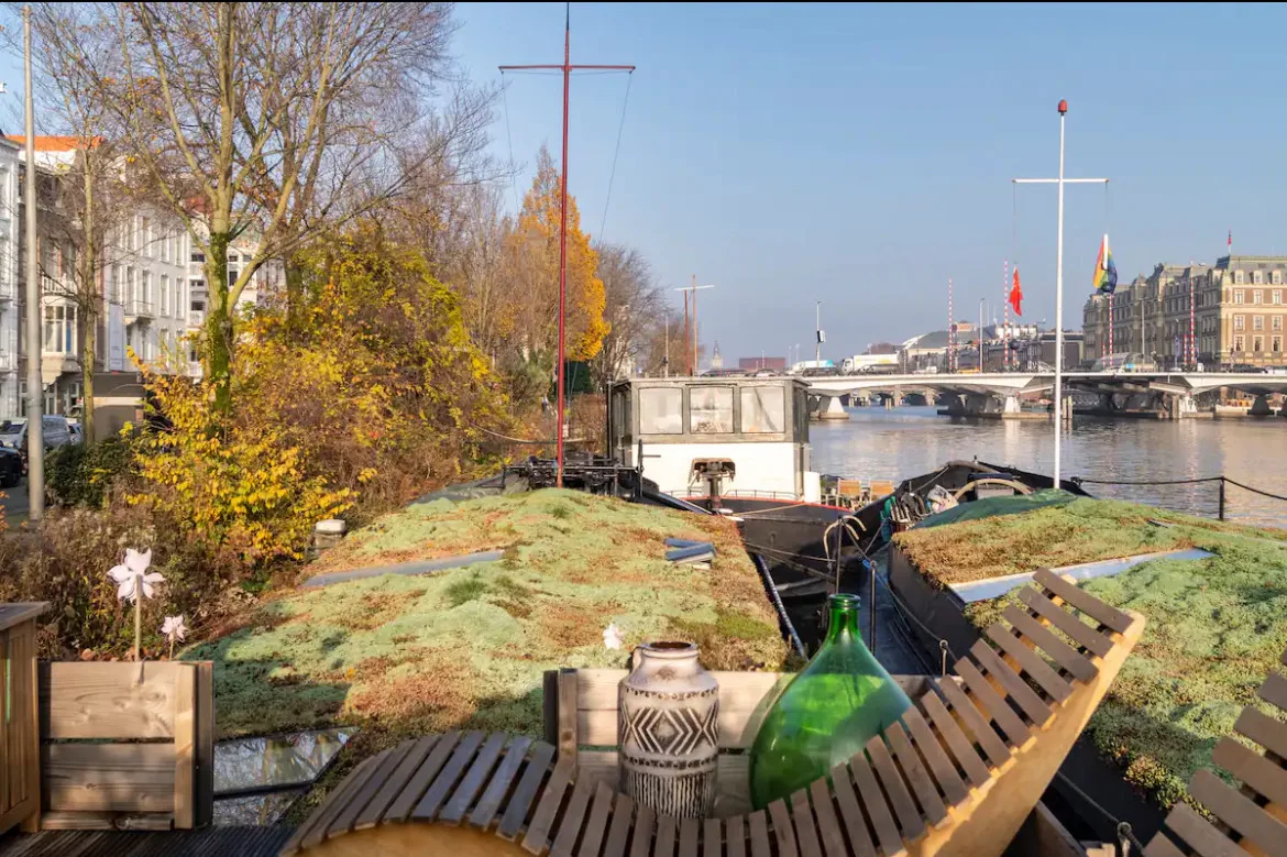 Houseboat with Terrace View of the Amstel, 90 sqm, retail activation, pop-up rental in Amsterdam, additional interior view