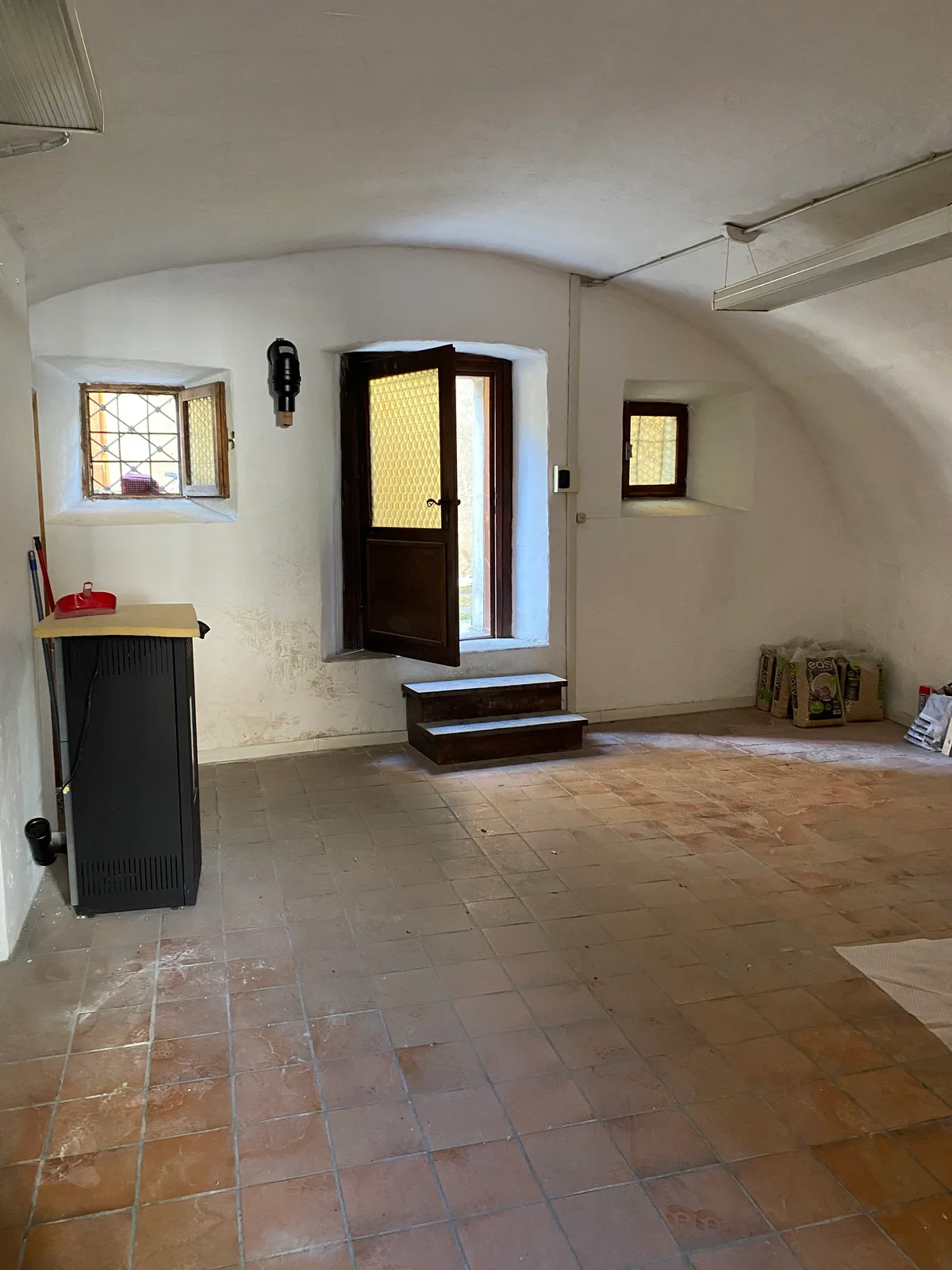 Ideal Empty Space for Temporary Shop in Bormio, 50 sqm, pop up store, interior view