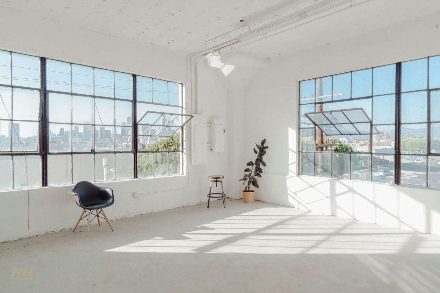 Industrial DTLA Studio with Natural Light and City Views, 45 sqm, gallery showing, pop-up rental in Los Angeles