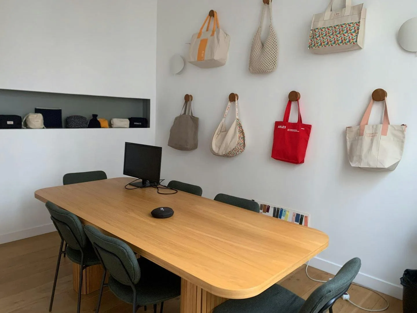 Industrial Showroom and Office Space in Paris 10 — 2