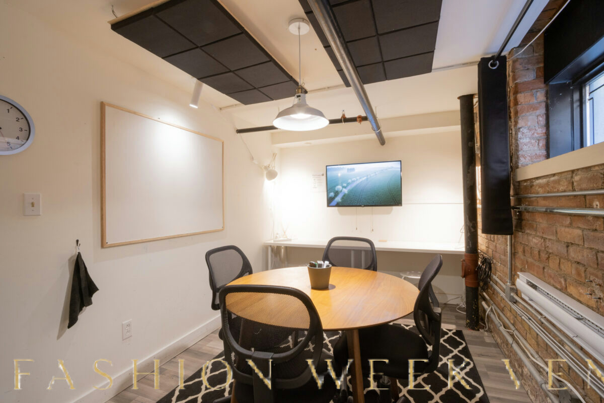 Intimate Meeting Room for Small Gatherings, 9 sqm, private event, pop-up rental in Toronto