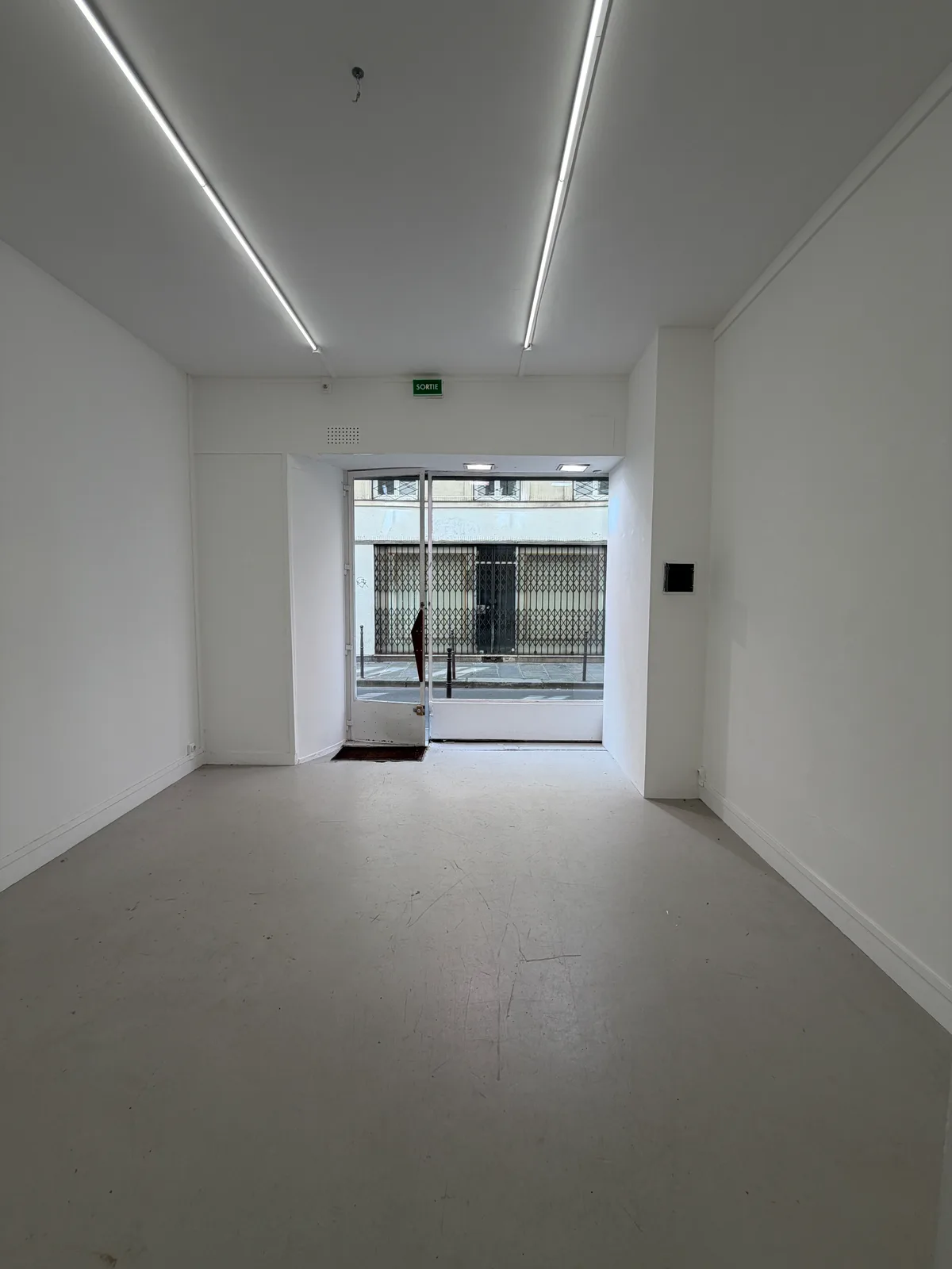 Intimate Showroom Space in Le Marais, 28 sqm, showroom presentation, pop-up rental in Paris, interior view