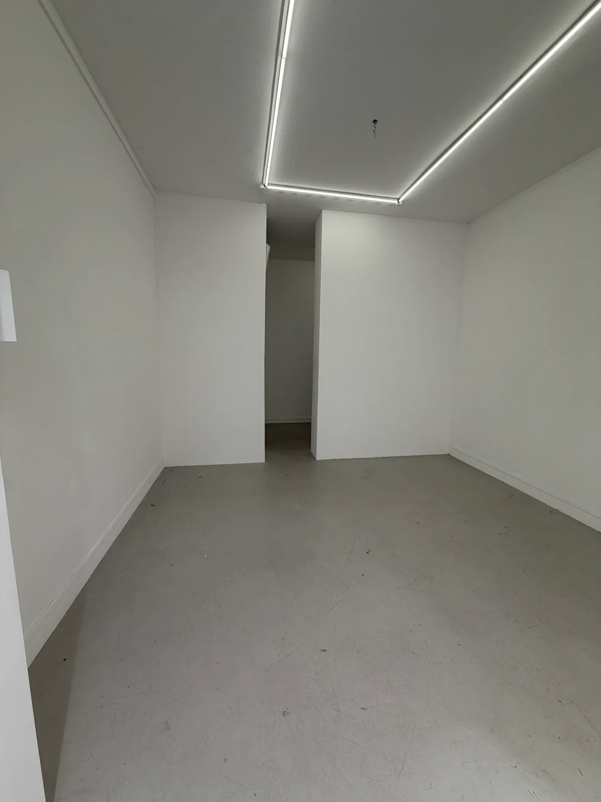 Intimate Showroom Space in Le Marais, 28 sqm, showroom presentation, pop-up rental in Paris, third interior view