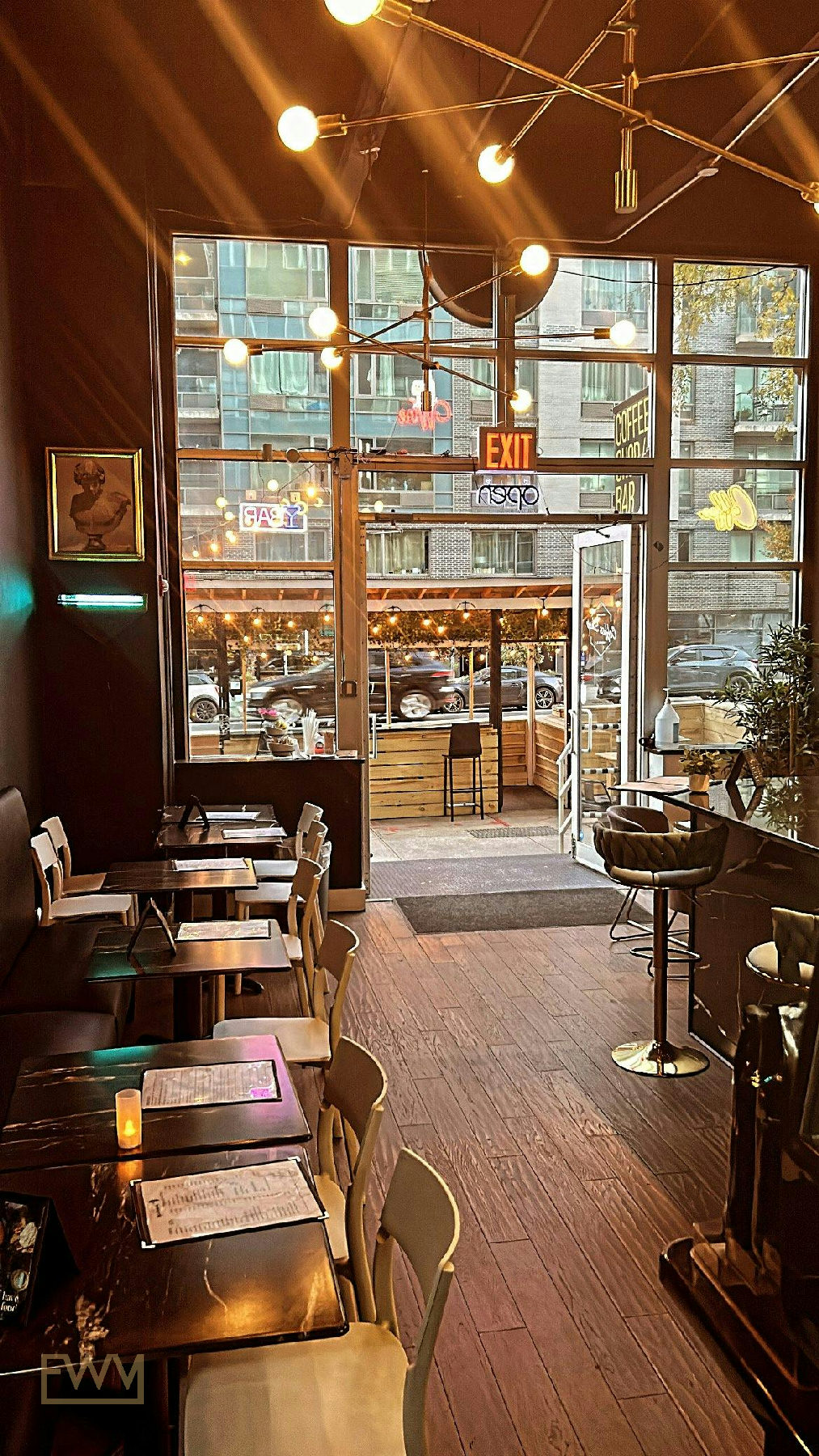 Intimate Williamsburg Cafe and Bar Social House, 93 sqm, pop up store in New York