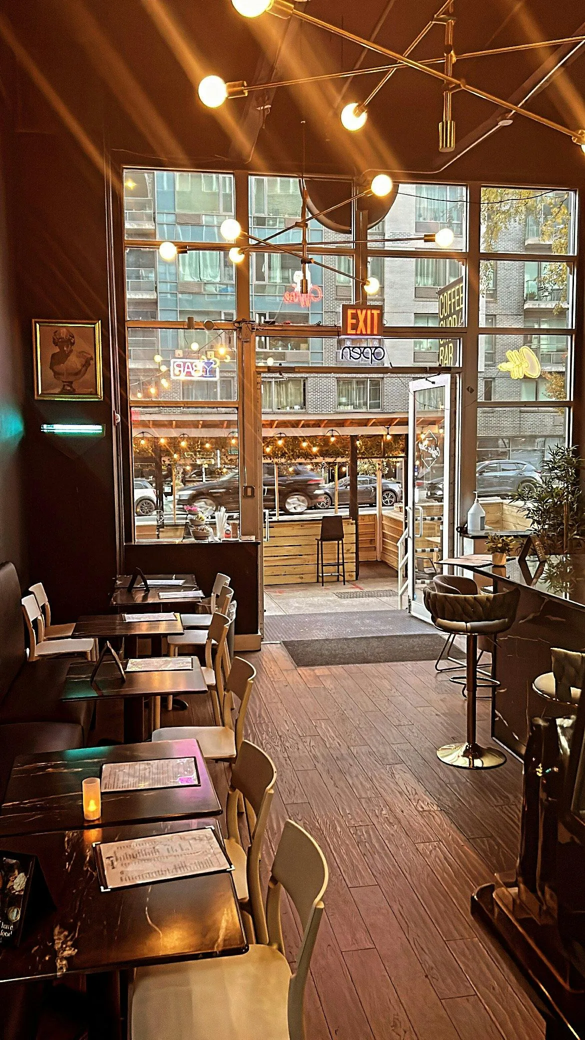 Intimate Williamsburg Cafe and Bar Social House