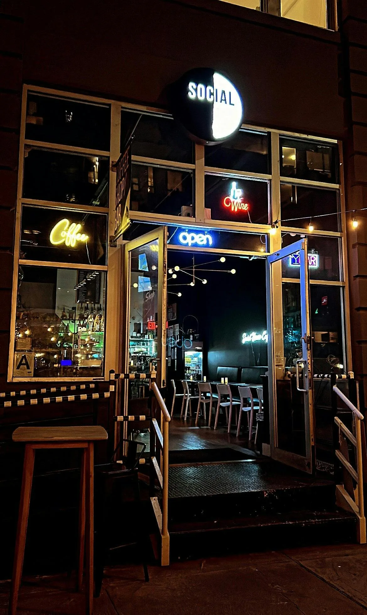 Intimate Williamsburg Cafe and Bar Social House — 2