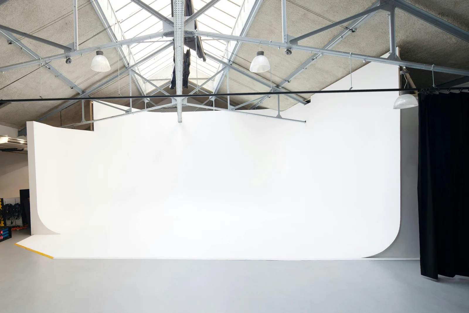 Large 450 sqm Versatile Studio in Paris 18th Arrondissement — 2