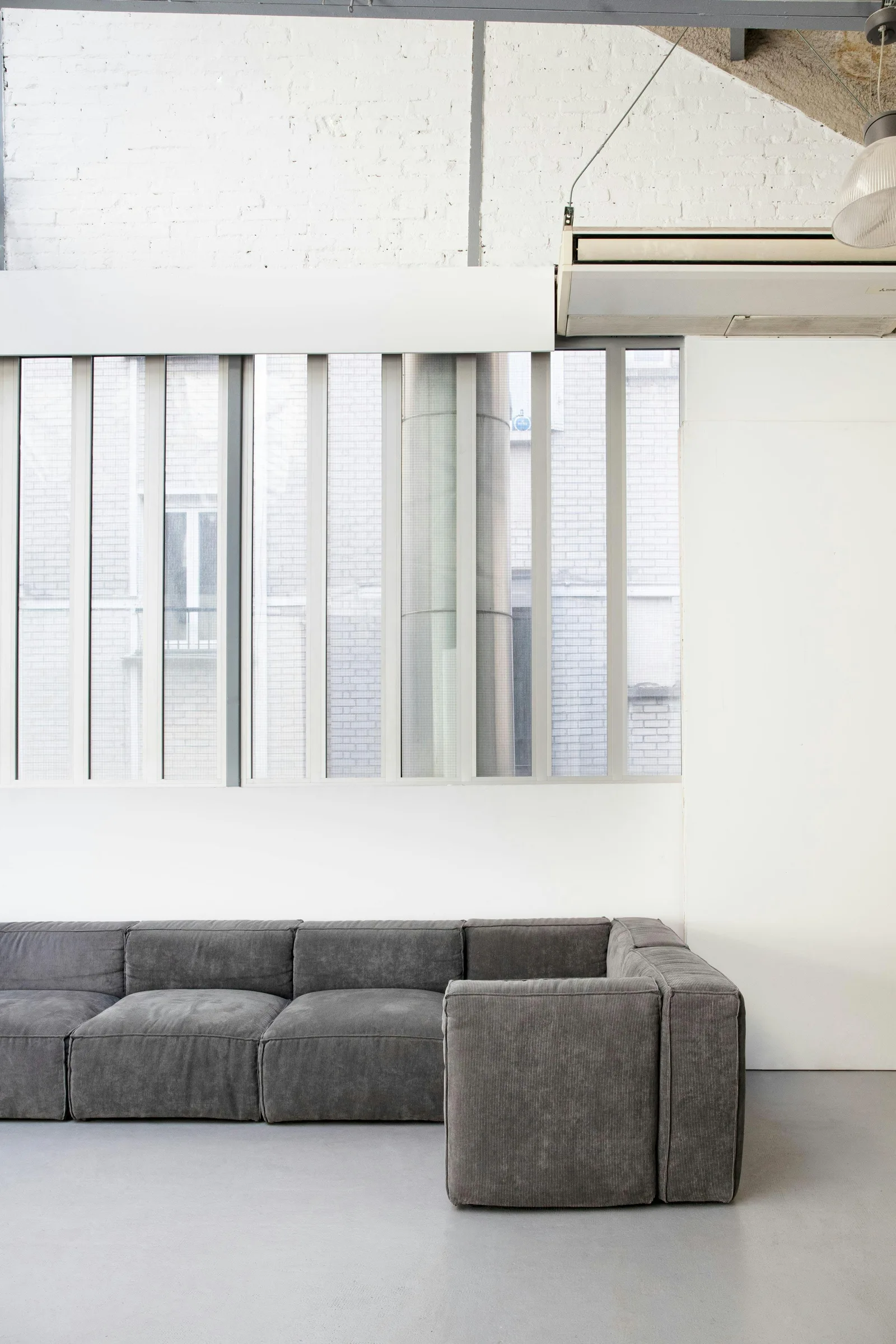 Large 450 sqm Versatile Studio in Paris 18th Arrondissement — 5