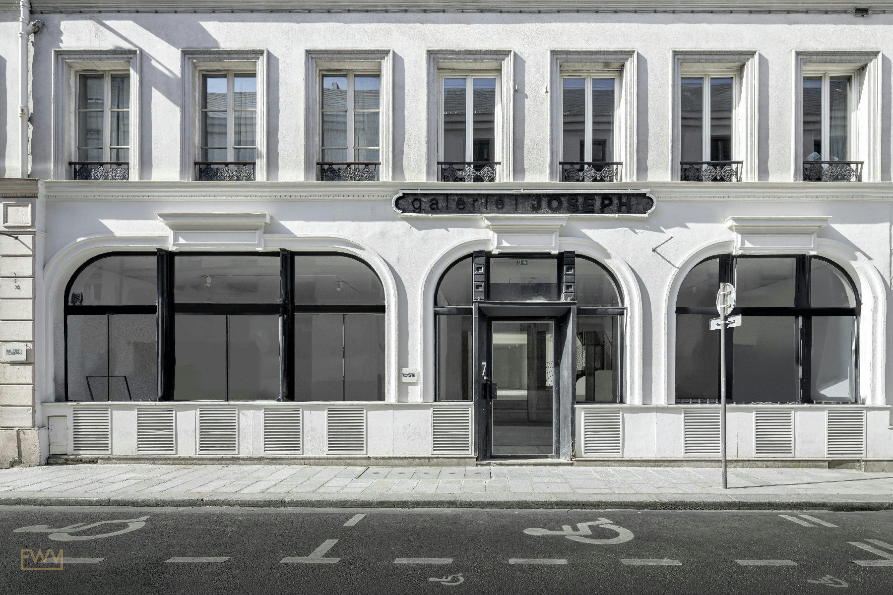 Large 460 sqm Showroom and Retail Space on Rue Froissart