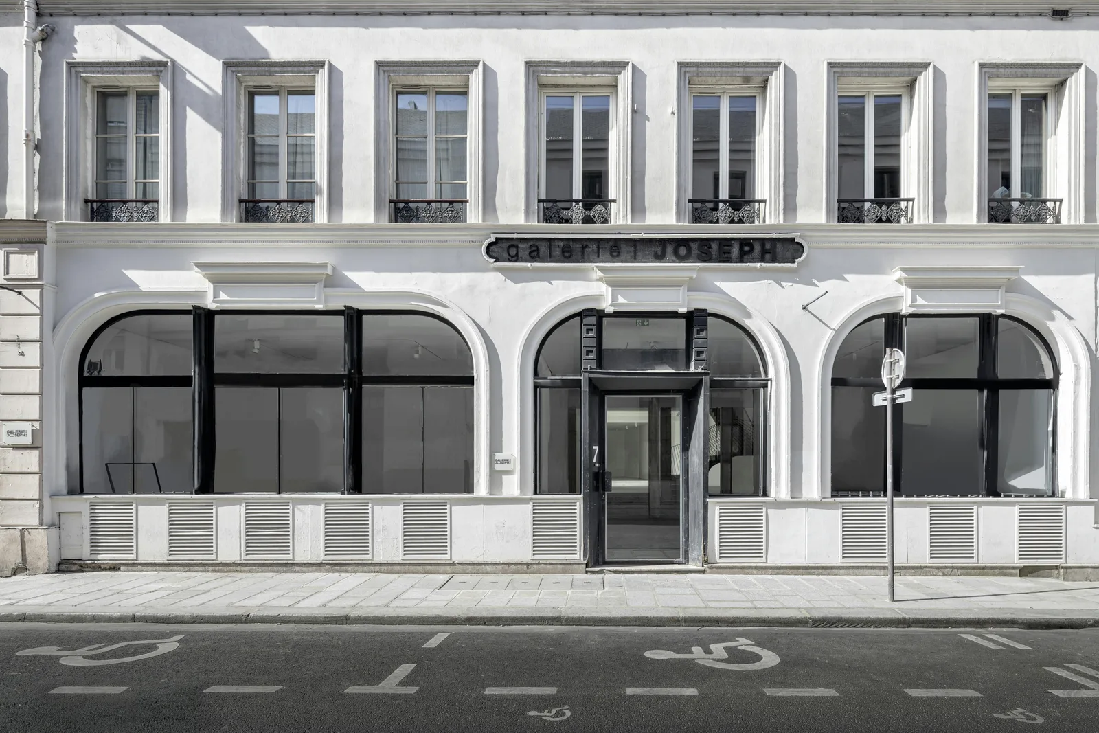 Large 460 sqm Showroom and Retail Space on Rue Froissart