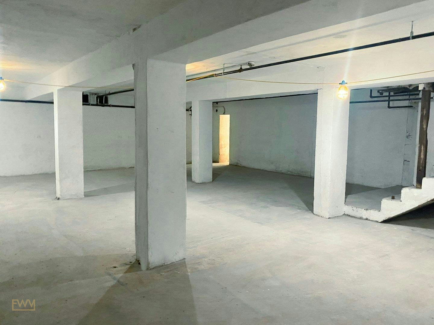 Large Basement Production Space in Los Angeles, 107 sqm, photo shoot, pop-up rental