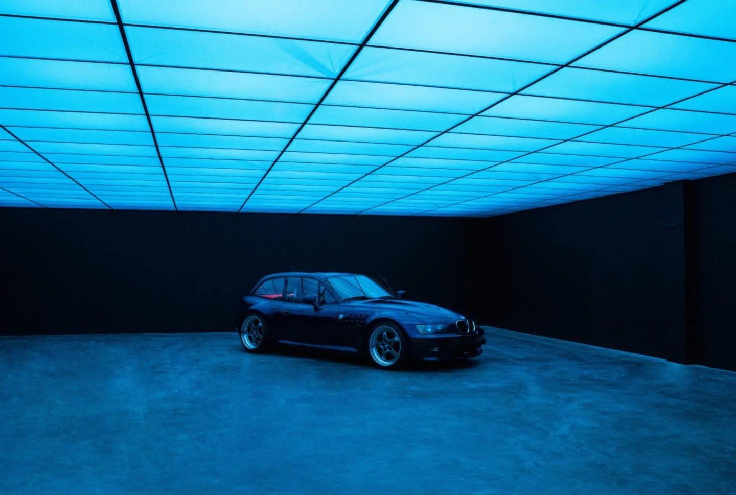 Large Blackout Studio with RGB Ceiling and Car Access — 3