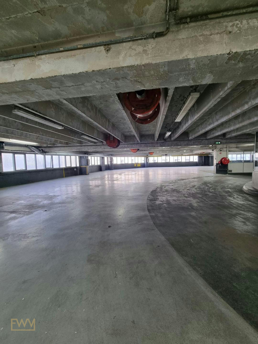 Large Commercial Space on Quai de Grenelle, Paris — pop-up space in Paris