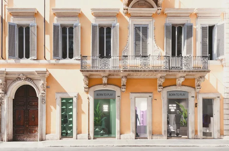 Large Commercial Space on Via del Corso, Rome