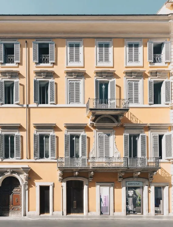 Large Commercial Space on Via del Corso, Rome — 2